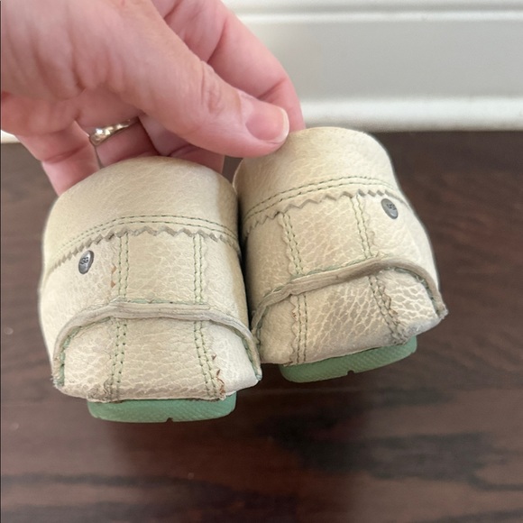 Ugg Women's Cream Loafers Size 9 - Picture 8 of 12